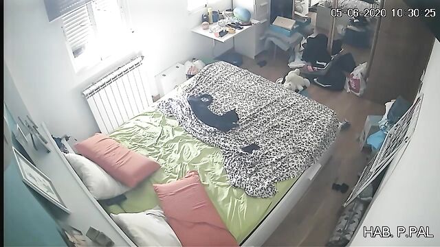 A ninfomana has sex in front of the webcam and masturbates