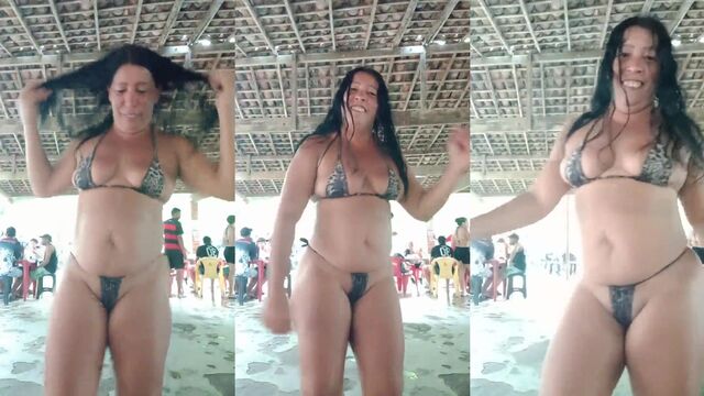 Coroa brasileira rabuda fodendo rebolando gostoso no pau, um verdadeiro espetáculo!
