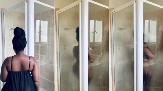 A thick black woman shows her big ass in the kitchen