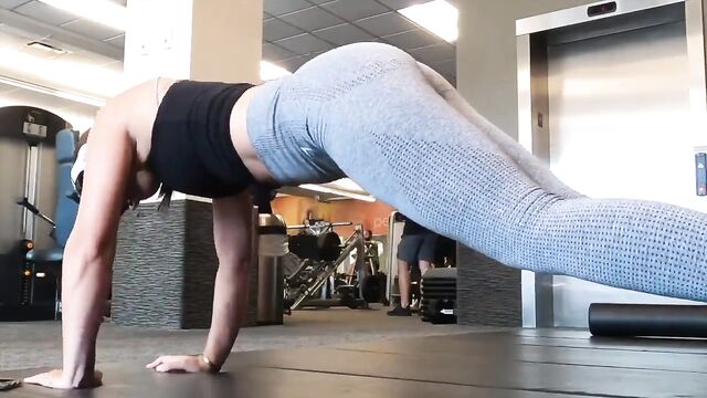 A sexy girl was spotted stretching after her gym session in candid shots