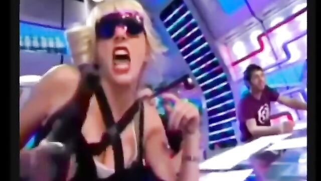 Rubia modelo Anna Simon muestra sus tetas en la televisión española