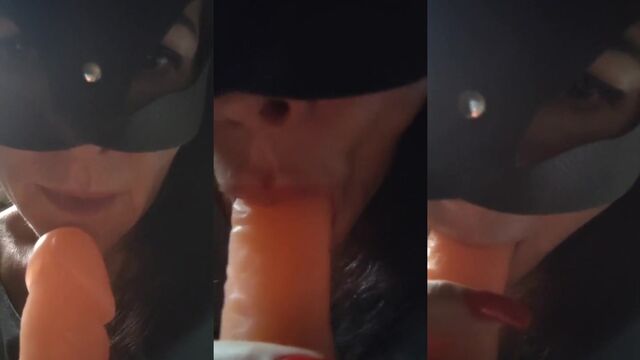 Hot mature woman with big ass fucks with a dildo