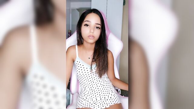 Tati Novinha Cardoso does the sexy challenge on TikTok