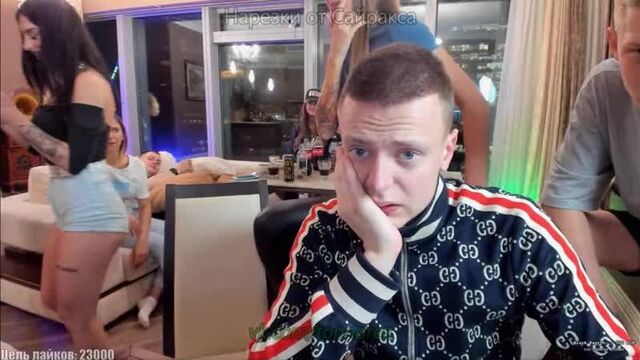случайно показала грудь
