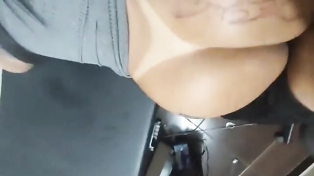 A fat and sexy American girl exposes her body on Omegle and gets fucked