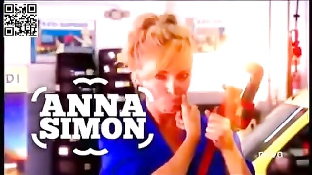 Rubia modelo Anna Simon muestra sus tetas en TV