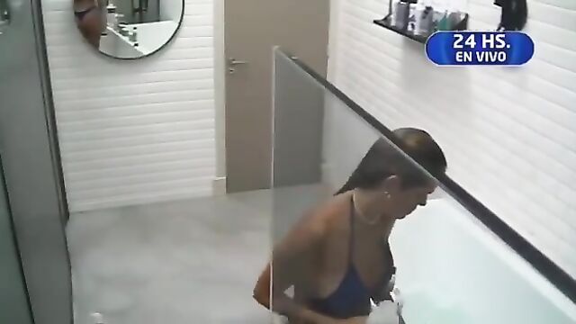 Famosas argentinas con grandes culos y tetas hacen anal en una casa