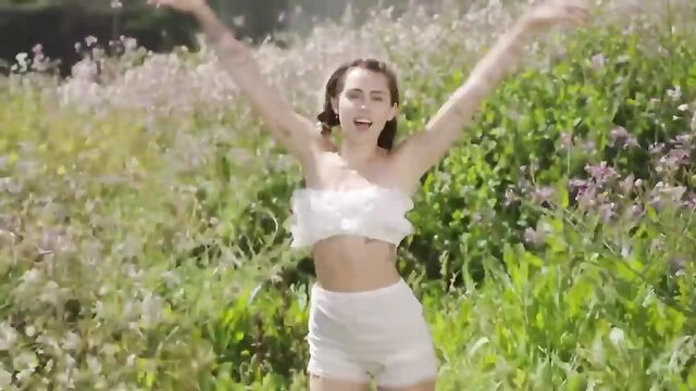 Miley Cyrus PMV with a hot guy, damn hot!