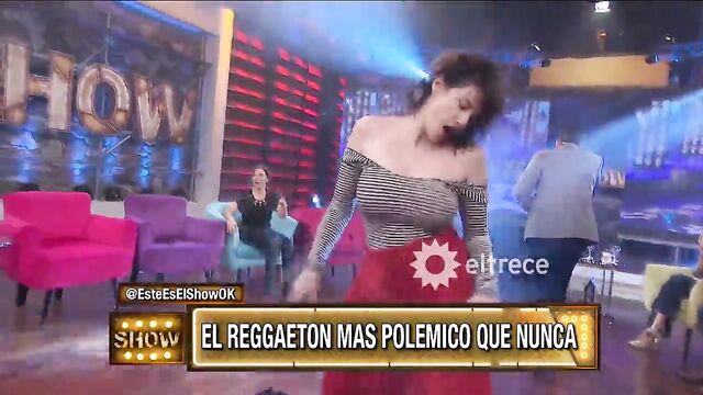 Periodista y presentadora Connie Ansaldi muestra sus grandes tetonas en TV