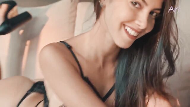 Ari Dugarte is ready to show you her sexy bikini modeling skills