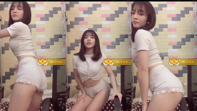Asian beauty twerks and spreads her legs seductively