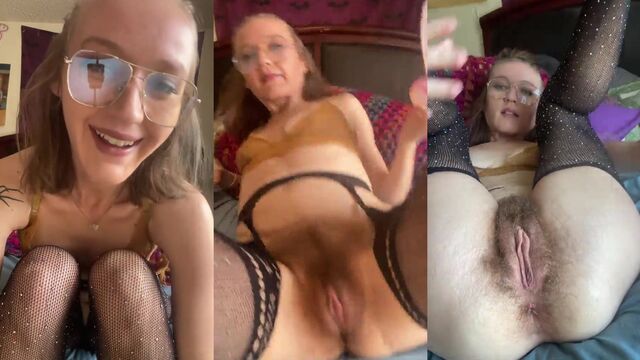I’m a naughty MILF who loves to play with my toys and piss for my fans