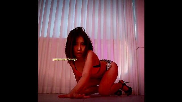 Ari’s little booty does the waveya and twerk tease