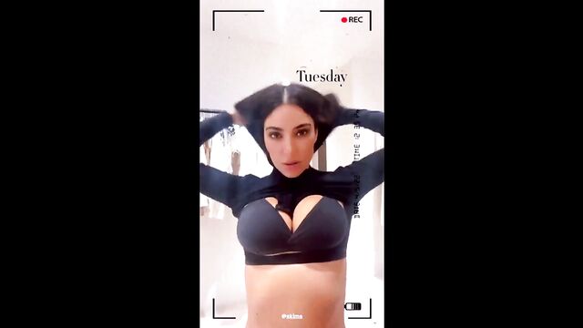 A tribute to Kim Kardashian's ass using AI to make her say dirty things
