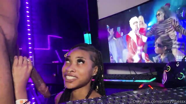 Ebony thot gets her pussy railed and takes a huge load on her face