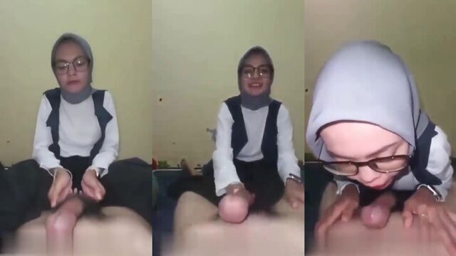 Hijab Vloggers Get Wild and Crazy on Cam Show - Ngewe and Ngentot Action!