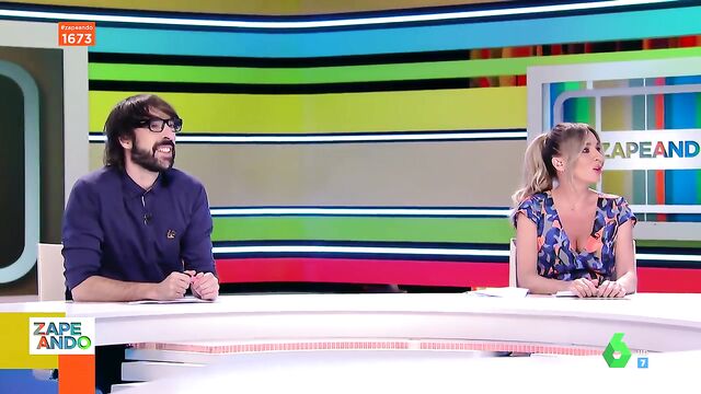 Periodista y modelo rubia Anna Simon muestra sus tetas