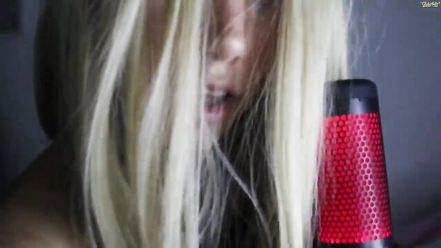 Wendy Daniela shows her wet pussy in red wetlook boots