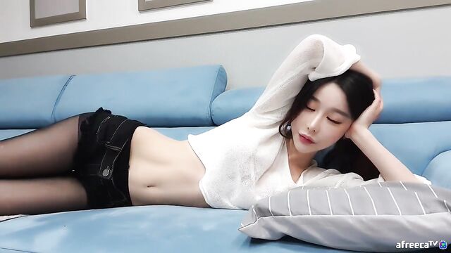 Korean webcam model shows her abs while talking dirty to her viewers