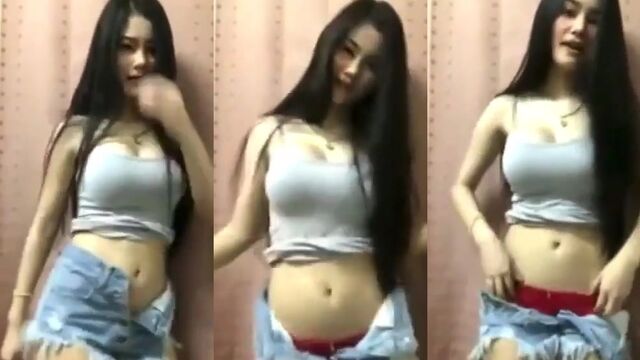 Horny Asian girl twerks and spreads her ass in a sensual dance