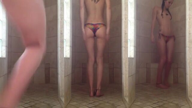 Skinny teen Veronica Summers shaking ass on cam show