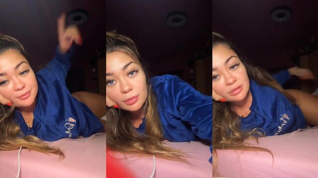 Pelirroja Silvia GnZalez performing on TikTok Live with her followers