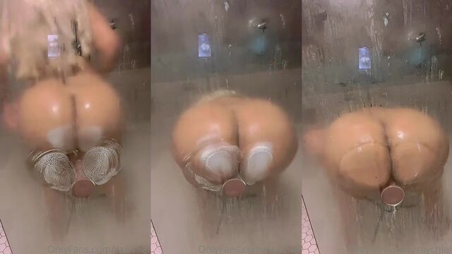 Big booty ebony makes it clap in the bathroom