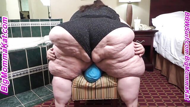 Fat BBW squashes her man’s face with her huge ass in a steamy SSBBW scene