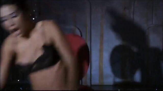 Demi Moore shakes big tits and phat ass in steamy scene