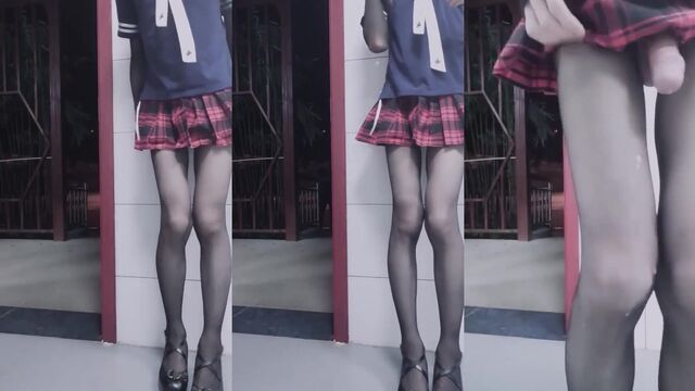 Femboy has big risky public orgasm in daddy’s back seat while cars drive by hehe… (〃ω〃)