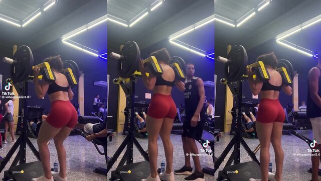 Short and sweet twerking action with a gostosa in a bikini