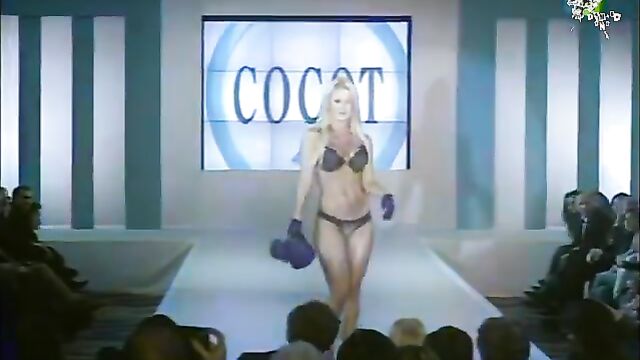 Rubia modelo argentina Jessica Cirio shows her big tits in porn