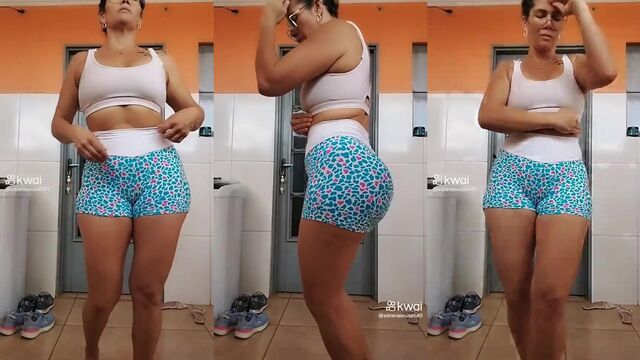 A girl shows her peachy ass in leggings and short shorts