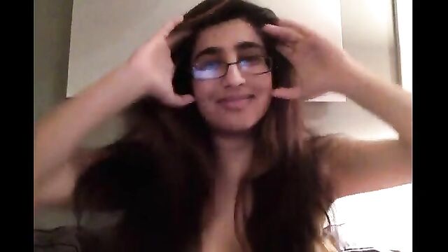 Hot Desi Indian babe taking a sexy selfie on cam