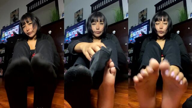 Hot Latina gives a footjob to her boyfriend in this sexy video