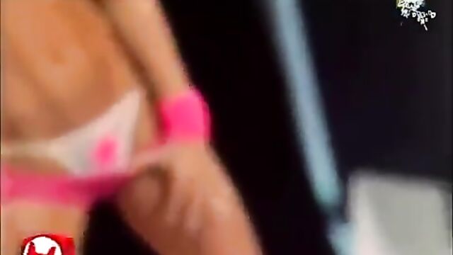 Rubia modelo Jessica Cirio shows her big tits