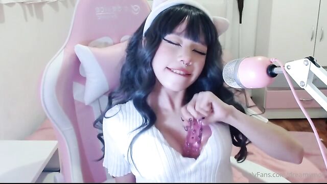 Hermosa blanquita Latina tiene un orgasmo con su dedo y un dildo