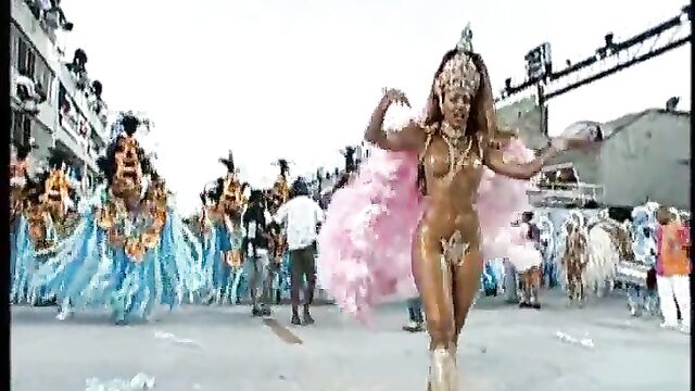Famosas brasileiras mostram seus seios e bumbum na TV Aberta
