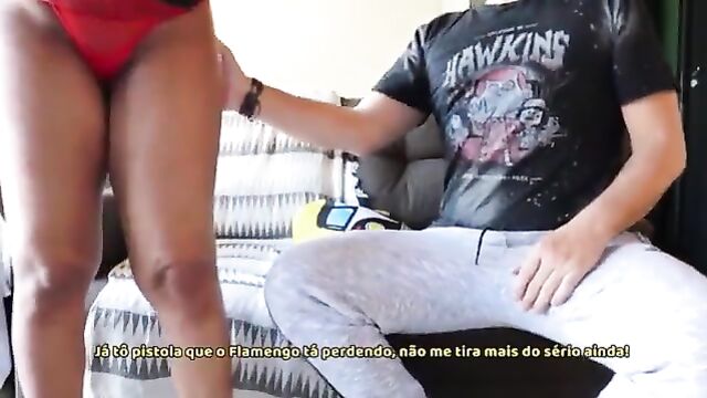 Morena rabuda gostosa se estica na cama para ser metida