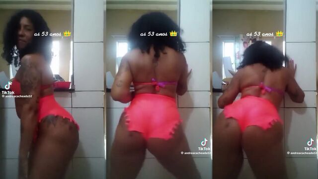 The morena shows her juicy ass and gets fucked hard