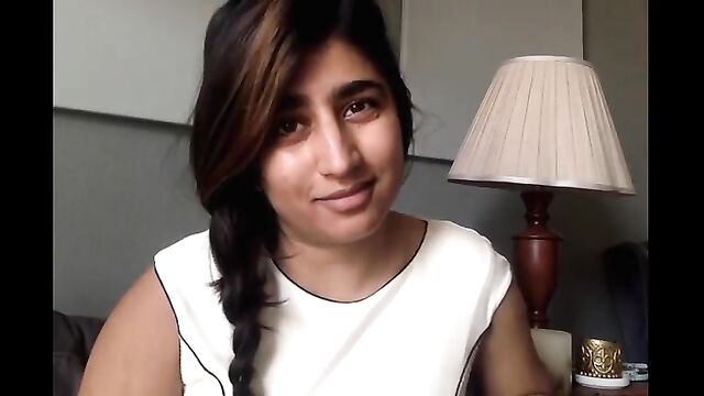 Desi Indian babe taking selfies and showing her sexy body