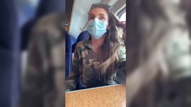 В поезде мастурбирует