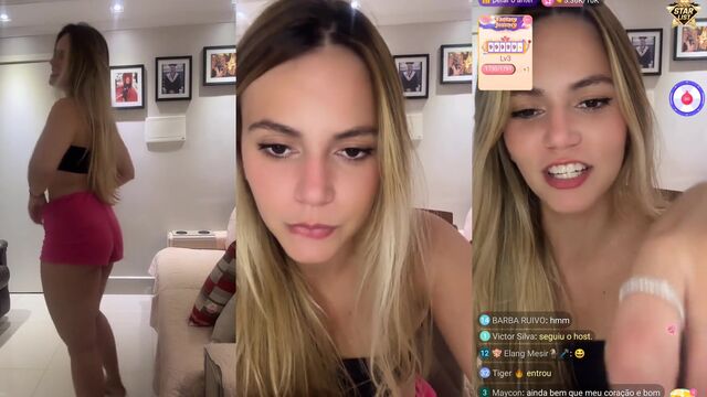 A sexy woman shows her pussy and ass in a live stream
