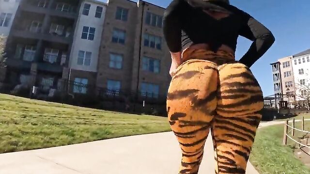 A fat Latina ass twerks and claps in slow motion