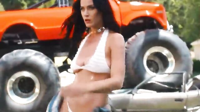 Katy Perry shakes her ass for the camera