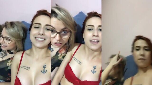 Novinha receives a lot of kisses from her friends