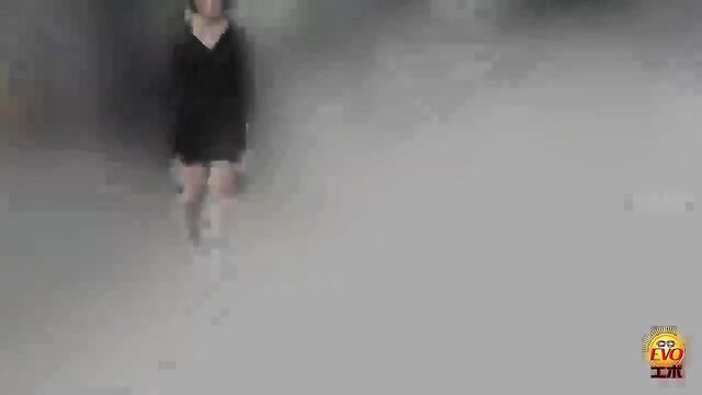 A Japanese beauty pees on the floor in the WC, a shameful act