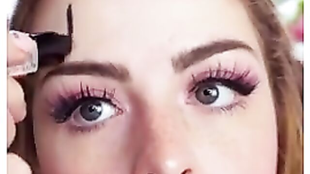 Molly Darling teaches how to make-up for a stupid bitch