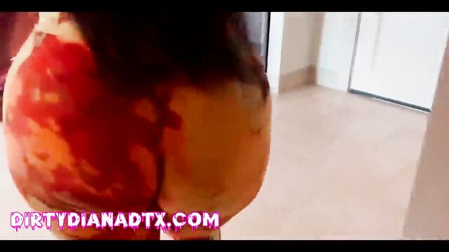 Dirty Diana shows off her huge booty and gets it worshiped by fans