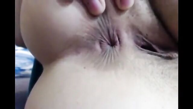 A sexy white girl with a big ass plays around and spreads her cheeks